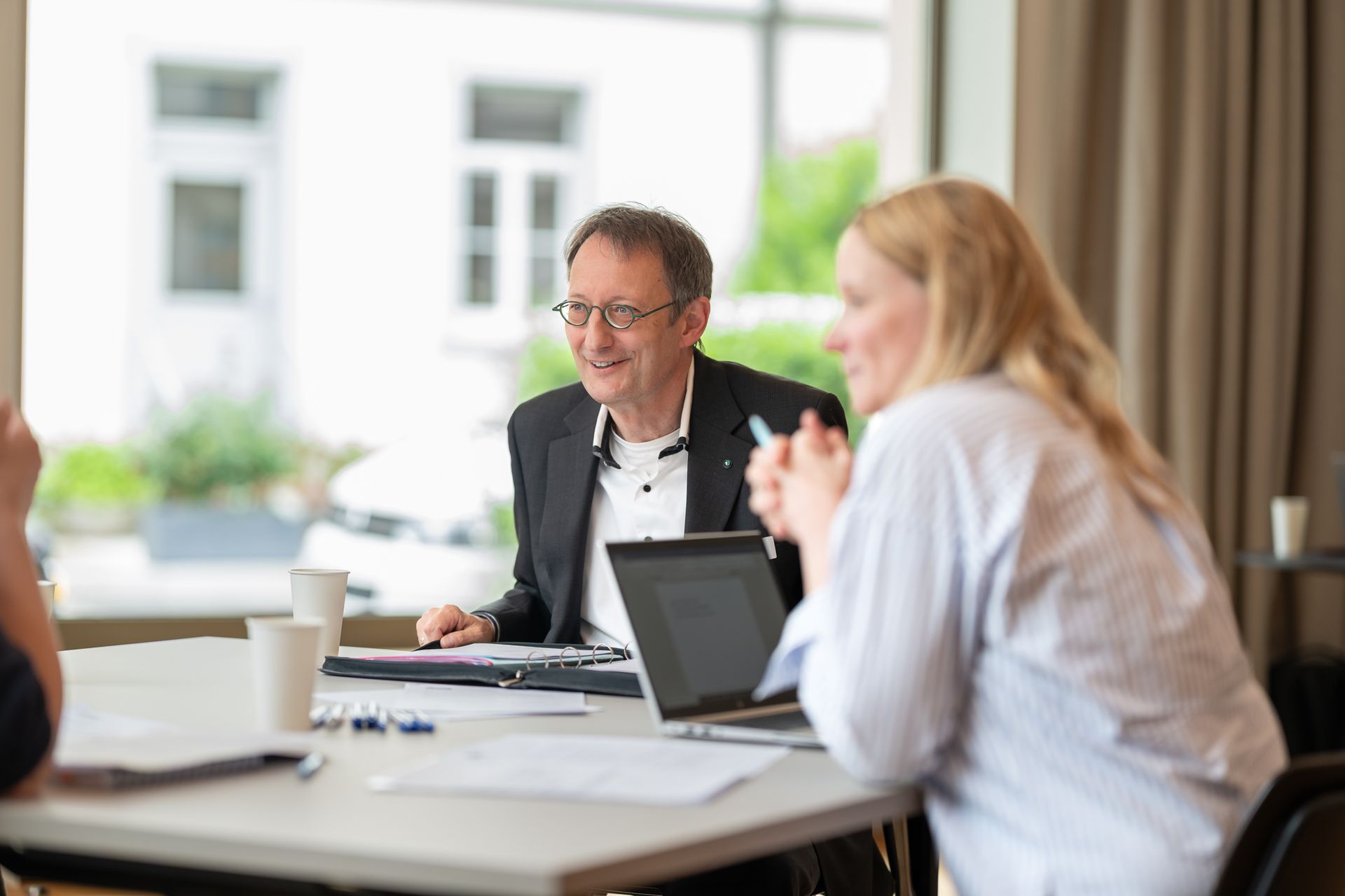 Andreas Obermeyer im Gespräch während der Gruppenarbeit.